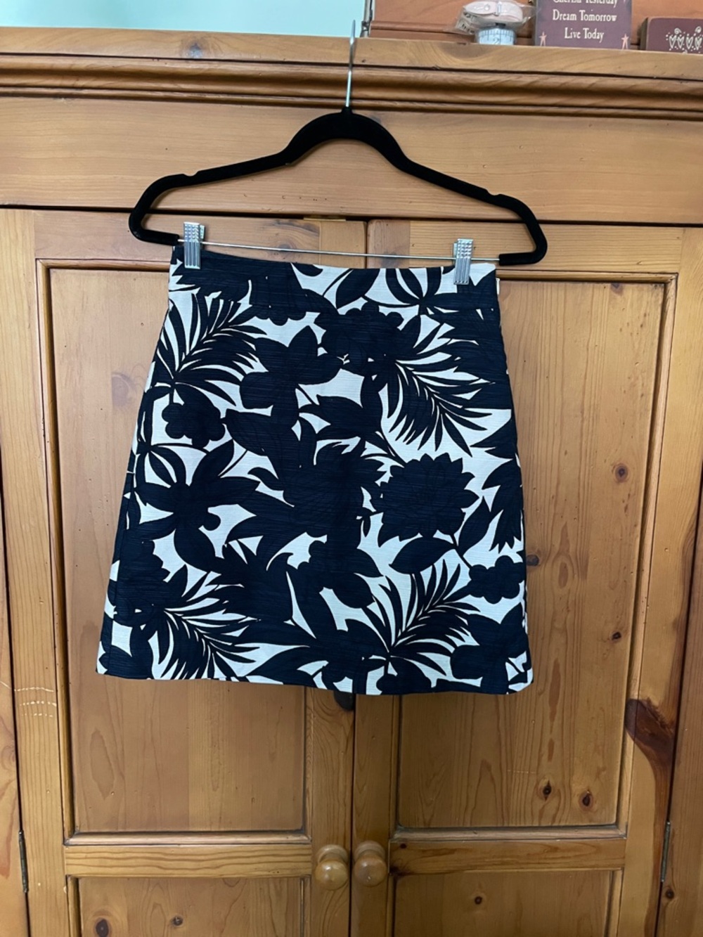 Ann Taylor Factory Navy and White Floral Flat-Front Skirt